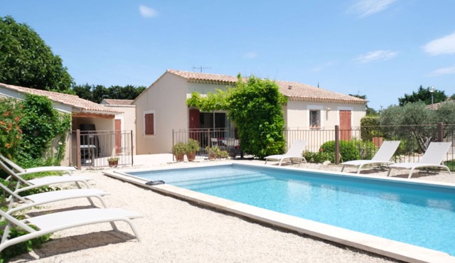 Air-conditioned villa with pool Mouriès Alpilles sleeps 8