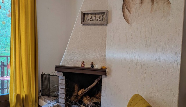 AlpenDeer: Mountain Charm with Fireplace & View in Oltre il Colle