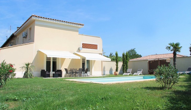 Annex of Provencal farmhouse with garden and private heated pool