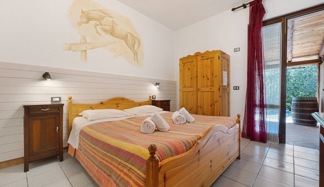 Apartment 'Camera Matrimoniale E Patio Garden' with Lake View, Shared Garden and Wi-Fi