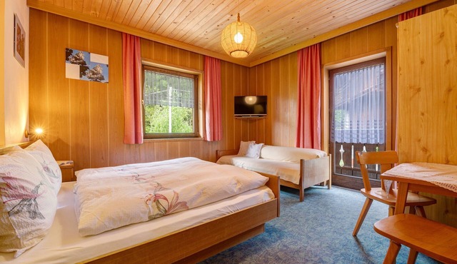 Apartment 'Flieder' with Shared Terrace, Balcony and Wi-Fi