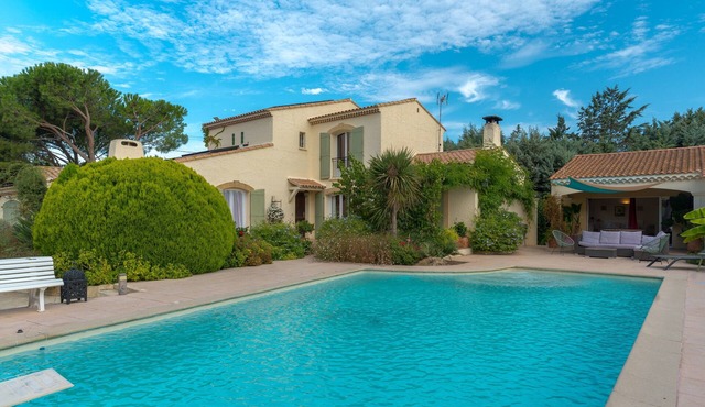Apartment 'Havre De Paix' with Shared Pool, Wi-Fi and Air Conditioning