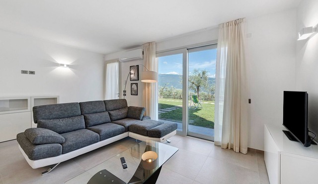 Apartment 'Mimosa' with Lake View, Wi-Fi and Air Conditioning
