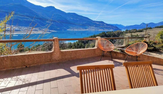 Apartment overlooking Lake Serre Ponçon