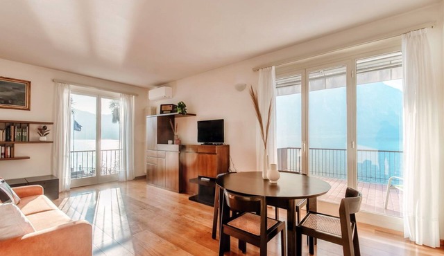 Apartment with Lakefront Terrace (CASA COTIMA)