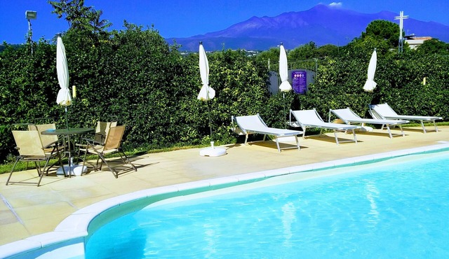 Apartment with terrace and private garden overlooking Etna, swimming pool