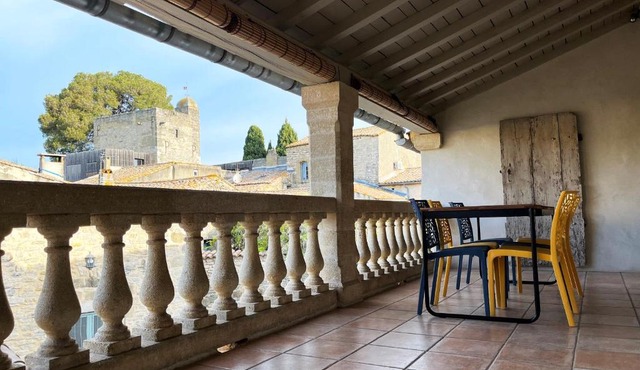 Appartement 2 chambres balcon provençal face au château de Montaren, à 5 min d'Uzès