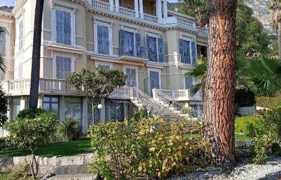 Appartement dans villa classée avec piscine