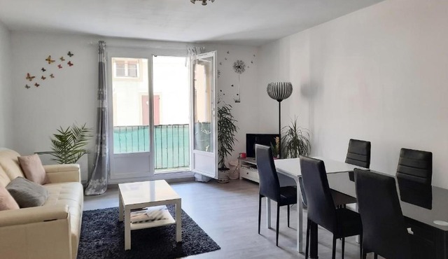 Appartement lumineux dans le centre de Digne-les-Bains avec balcon.