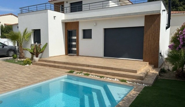 ARCHITECT-DESIGNED VILLA 5 MINUTES FROM THE BEACHES