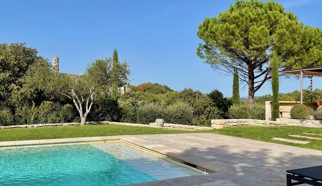 Architect-designed house with pool, exceptional view of Uzès, 350m town center