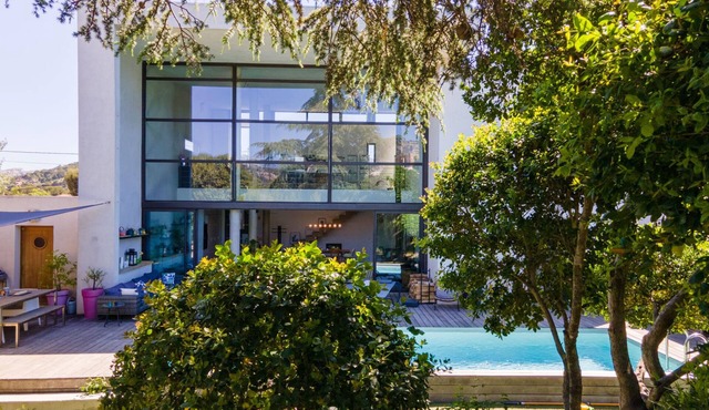 ARCHITECT-DESIGNED VILLA AT THE GATEWAY TO THE CALANQUES PARK