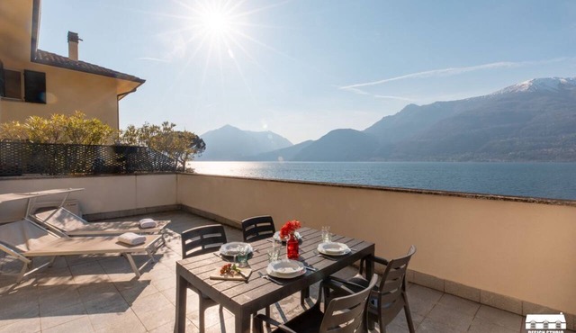 Are you looking for a unique holiday home that offers a breathtaking view of Lake Como? Look no further than this gorgeous condo located right on the beach! With all the facilities needed for a comfortable stay, including air conditioning, wifi, indoor p