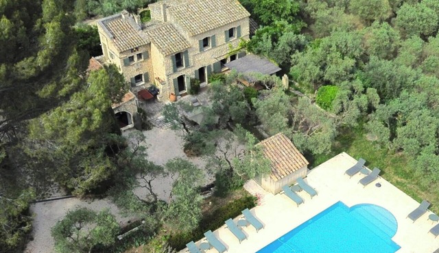 Authentic farmhouse renovated in 2026 with 5 bedrooms, air conditioning, swimming pool, St Remy village on foot
