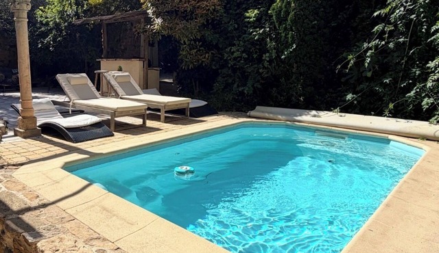 Authentic renovated stone house, air-conditioned, swimming pool, billiards, table soccer