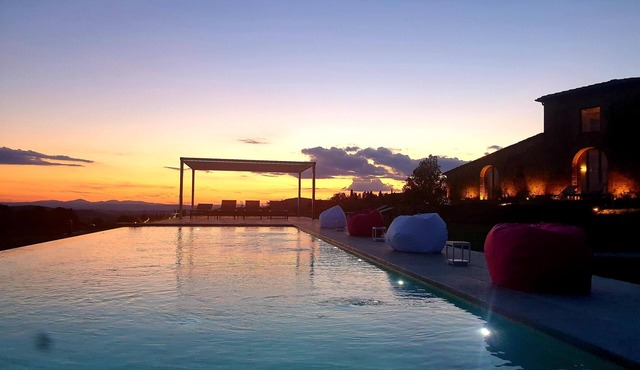 Authentic Tuscan Villa with infinity pool & stunning views of Val d'Orcia