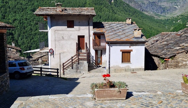 BAITA ALPINA CON VISTA MONVISO IN BORGO STORICO