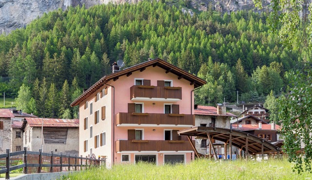 Baita La Cascata three-room apartment near Bormio with sauna and garden, waterfall view