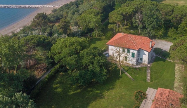 Beachfront villa with park and beach ideal for families with children in Eraclea Mare