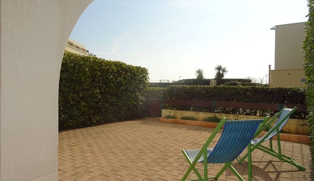 Beachside 2-Bedroom Apartment with Pool Access, Terraces, and Parking in Palavas-les-Flots