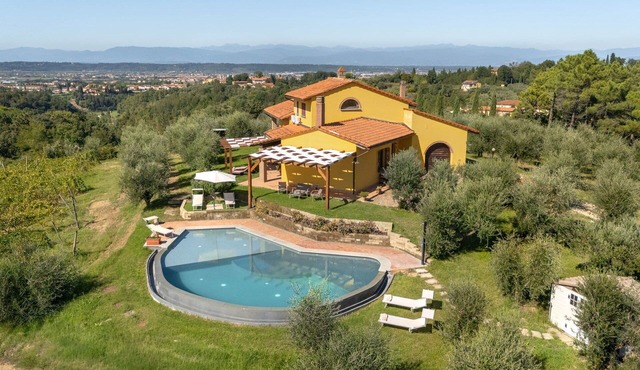 Beautiful private villa for 8 people with WIFI, A/C, private pool, TV and veranda