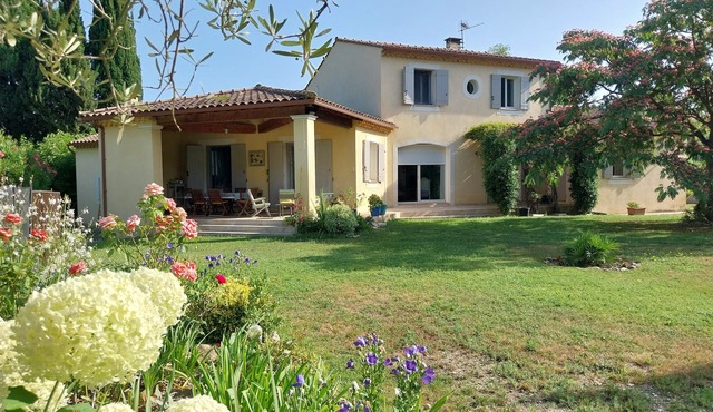 Beautiful villa, green setting with swimming pool, quiet 800m from the center