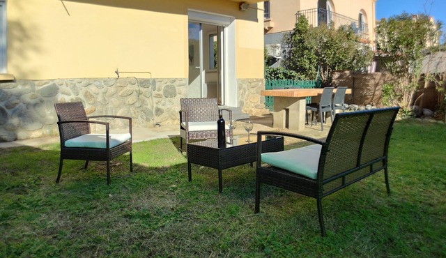 Beautiful 2-bedroom apt with garden, close to city