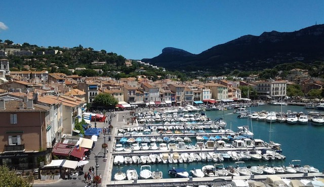 Beautiful and bright apartment with lovely view of Cassis Bay and feet in water