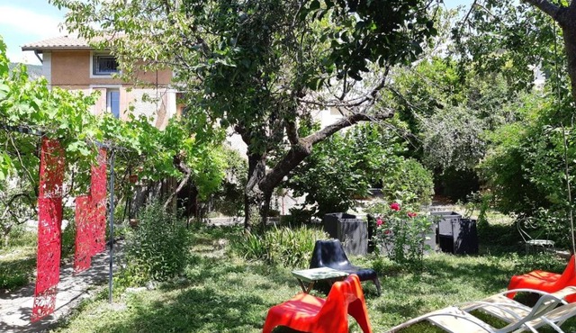 Beautiful apartment in Provençal residence with garden and WiFi