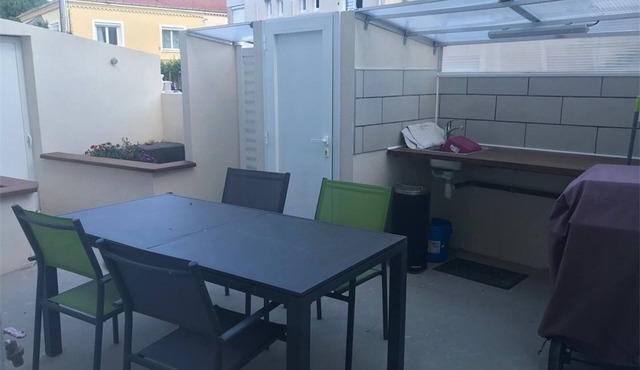 Beautiful Apartment in City Center, 6 Guests, Terrace, Parking, 400m to Beach