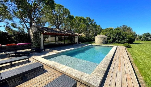 Beautiful contemporary villa, swimming pool and large garden