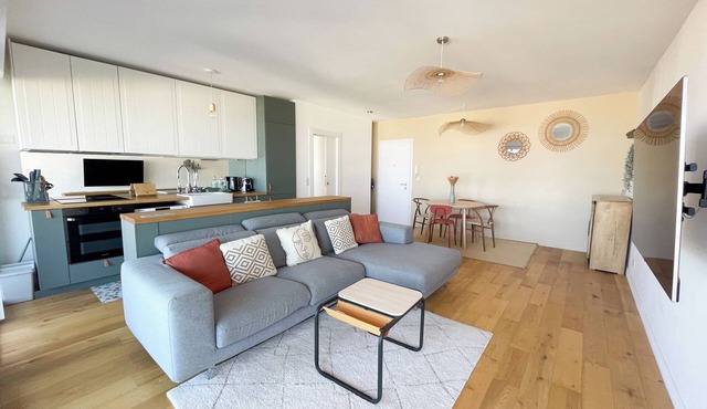 Beautiful 2-room apartment with large terrace, sea view and private parking space