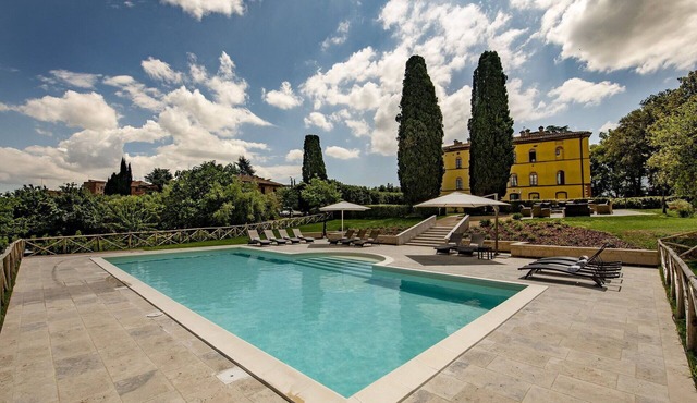 Beautiful private villa with hot tub, WIFI, private pool, A/C, TV, patio, close to Montepulciano