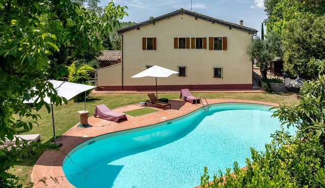Beautiful private villa for 8 guests with private pool, WIFI, TV and pets allowed, close to Siena