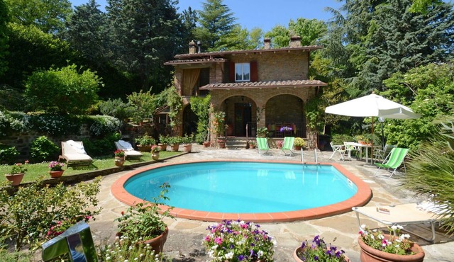 Beautiful private villa for 6 people with private pool, WIFI, TV, patio, pets allowed and parking