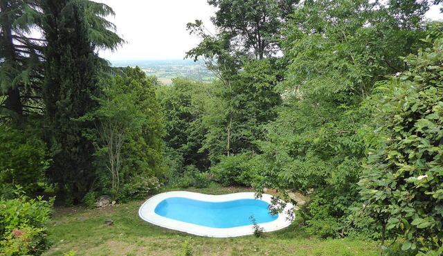 Beautiful private villa for 6 guests with WIFI, hot tub, private pool, A/C and patio, close to P.