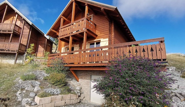 Beautiful recent chalet sleeps 8 in the heart of Réallon resort