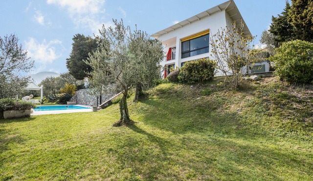 Beautiful "Villa Bianca" with Lake View, Pool, Wi-Fi, Balcony & Terrace