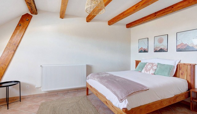 Bed and Breakfast 'Chamois - Camping Le Mont Orel' with Lake View and Shared Terrace