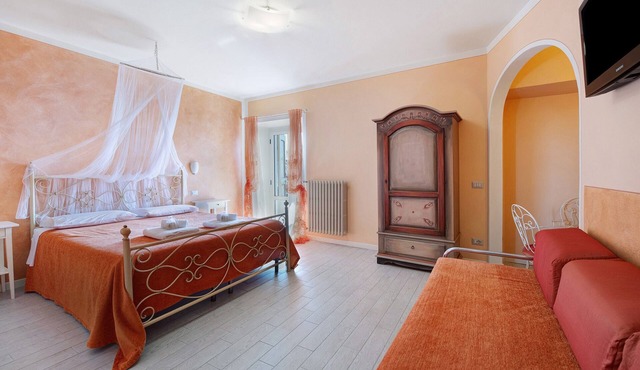 Bed and Breakfast 'Giardini Di Corte - Dalia' with Lake View, Wi-Fi and Air Conditioning