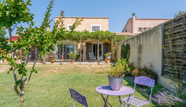Bed and Breakfast 'Fleur De Garance' with Shared Pool, Private Terrace and Wi-Fi