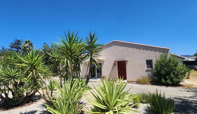 Between Vineyards & the Sea – Air-Conditioned Vacation Rental with a Garden 8 people Near Pézenas