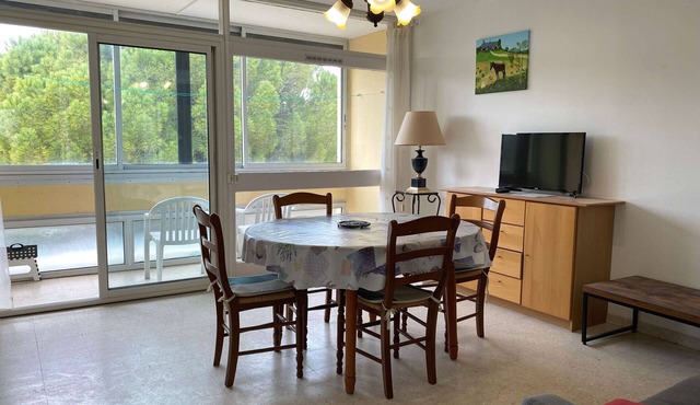 Bright 1-Bed Apt near Thermal Baths, Equip’d Kitchen, WiFi, Parking, 2-Star Rated, 45m²