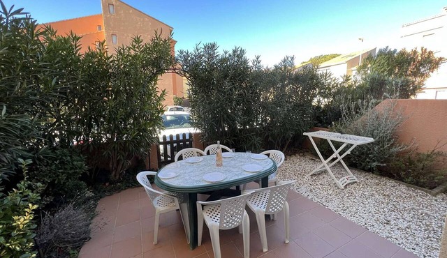 Bright 2BR Apartment w/Terrace, Sleeps 4, 600m from Beach