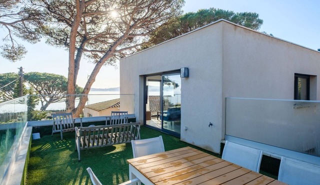 Bright duplex, roof terrace, sea view, beach in front of Golfe de Saint Tropez
