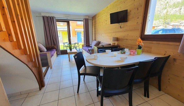 Bright semi-detached chalet near slopes, Wifi and pets allowed