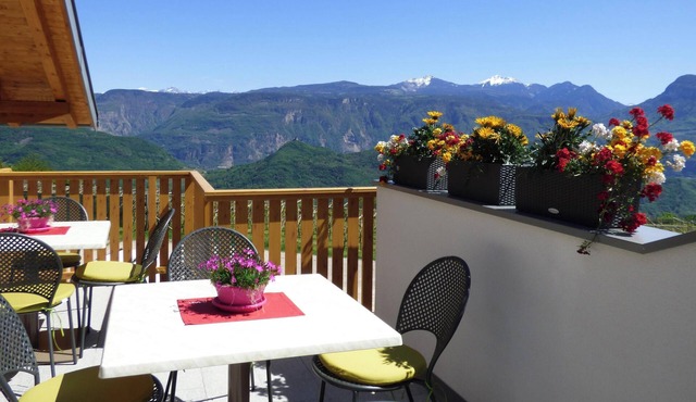 Bright vacation apartment with terrace for a relaxing vacation with mountain views included