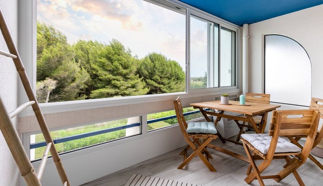 Building facing the beach: with elevator, parking and air conditioning (AC)
