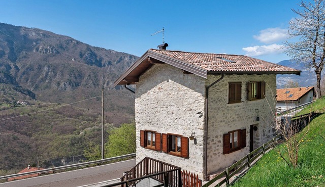 Ca della Melania Stone House with Garden, Pool, and Barbecue