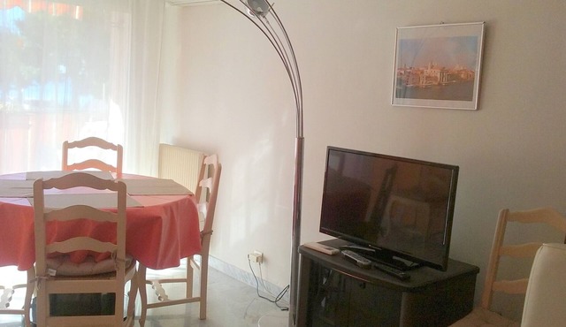 Cagnes/mer,apt 70m2, 50m from the beach, sea view, air conditioning, Wifi, near shops, garage